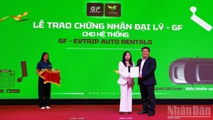 Trao chứng nhận đại lý chính thức của Green Future (GF) cho hệ thống EVTRIP.