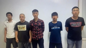 Các đối tượng liên quan đến vụ hỗn chiến giành khách vào ăn cơm trước cổng Bệnh viện đa khoa vùng Tây Nguyên vào sáng 2/6. (Ảnh: SỸ ĐỨC)