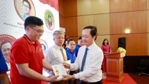 Đồng chí Huỳnh Thành Đạt, Phó Trưởng Ban Tuyên giáo và Dân vận Trung ương trao giải cho các tác giả đoạt giải.