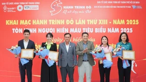 Đại diện ban tổ chức tri ân các đơn vị đồng hành. (Ảnh: CTV)