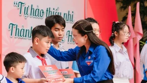 Lãnh đạo Trung ương đoàn tặng quà cho các em học sinh. (Ảnh: CTV)