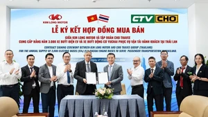 Đại diện hai doanh nghiệp tại lễ ký hợp đồng mua bán. (Ảnh: CTV)