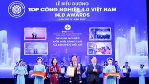 Đại diện EVNHCMC nhận giải thưởng top công nghiệp 4.0 Việt Nam.