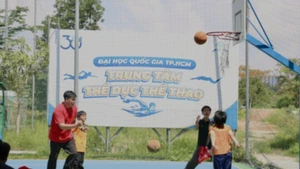Các em học sinh cùng tham gia chơi môn bóng rổ. (Ảnh: DUYÊN BÙI)