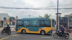 Một tuyến xe buýt điện của Futa buslines đang hoạt động tại Thành phố Hồ Chí Minh.