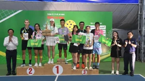 Ban tổ chức trao giải cho các vận động viên đạt thứ hạng cao tại giải đấu (Ảnh: Ban tổ chức)