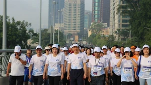 Bí thư Thành ủy Thành phố Hồ Chí Minh Nguyễn Văn Nên cùng tham gia giải chạy (Ảnh: HÀ KHÁNH)