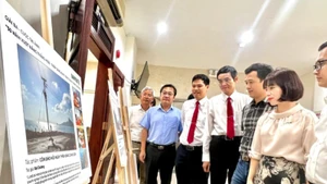 Các đại biểu cùng xem các tác phẩm đạt giải của Cuộc thi. (Ảnh: QUANG QUÝ)