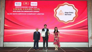 Ông Lê Quang Minh (đứng giữa), nhà sáng lập ALGO Data Service nhận giải thưởng vinh danh Top 10 doanh nghiệp tiêu biểu ASEAN 2025.