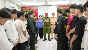 Cơ quan Cảnh sát điều tra Công an Thành phố Hồ Chí Minh thực hiện tống đạt các Quyết định và Lệnh. (Ảnh: Công an Thành phố Hồ Chí Minh)