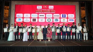 Đại diện EVNHCMC nhận Chứng nhận top 10 doanh nghiệp tiêu biểu ASEAN 2025. (Ảnh: Ban tổ chức cung cấp)