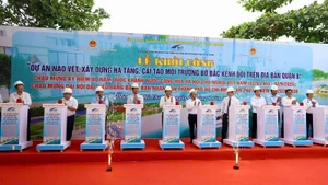 Các đại biểu nhấn lệnh khởi công dự án nạo vét, cải tạo môi trường bờ bắc Kênh Đôi.