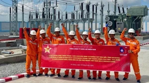 Công nhân Xí nghiệp Cao thế An Giang chào mừng công trình hoàn thành đúng dịp cả nước chào mừng Kỷ niệm 80 năm Cách Mạng Tháng Tám thành công và Quốc khánh 2/9.