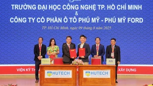 Đại diện HUTECH và doanh nghiệp ký kết hợp tác đào tạo nguồn nhân lực.