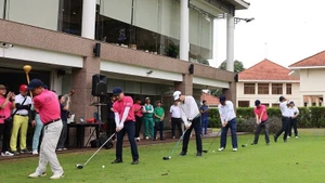 Các golfer thi đấu tại giải.