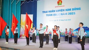 Các đại biểu thực hiện nghi thức khai mạc Trại huấn luyện Kim Đồng toàn quốc năm 2025.