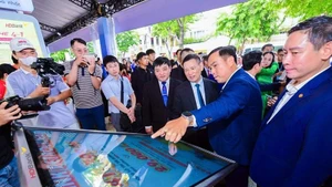 Phó Thủ tướng Chính phủ Hồ Đức Phớc cùng đoàn đại biểu cấp cao thăm không gian giới thiệu các giải pháp tài chính số của HDBank tại sự kiện.