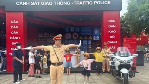 Trải nghiệm làm Cảnh sát giao thông tại Chương trình Vinh quang Công an nhân dân Việt Nam. (Ảnh minh họa)