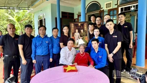 Đoàn công tác Trung ương Đoàn Thanh niên Cộng sản Hồ Chí Minh kính tặng Mẹ Lê Thị Mót những bức ảnh, đoạn phim tái hiện hình ảnh Mẹ bên người con trai duy nhất, được thực hiện bằng công nghệ trí tuệ nhân tạo.