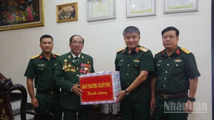 Đoàn công tác Quân ủy Trung ương, Bộ Quốc phòng đến thăm, tặng quà cho Anh hùng lực lượng vũ trang Trương Đức Hai, tại phường Đông Hà.
