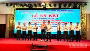 Các doanh nghiệp nước ngoài và trong nước trao biên bản ghi nhớ hợp tác tại hội nghị.