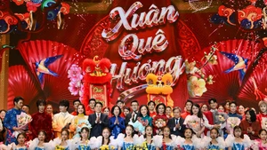 Chủ tịch nước Lương Cường và Phu nhân Nguyễn Thị Minh Nguyệt cùng các đại biểu và nghệ sĩ tại Chương trình Xuân Quê hương 2026. (Ảnh: THỦY NGUYÊN)