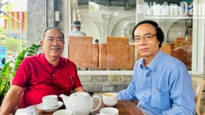 Nhà văn Phan Trung Nghĩa (áo đỏ) trò chuyện với nhà báo Trọng Duy (Báo Nhân Dân) về chủ đề: Để Bạc Liêu-Cà Mau phát triển nhanh, bền vững.