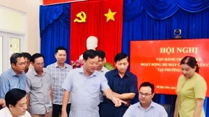 Phó Bí thư Thường trực Tỉnh ủy Bạc Liêu Huỳnh Quốc Việt (giữa) kiểm tra, chỉ đạo vận hành thử nghiệm phường Bạc Liêu. (Ảnh: CTV)