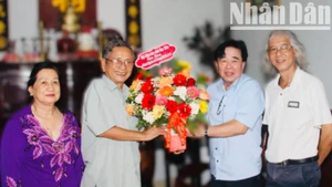Lãnh đạo Hội Nhà báo Việt Nam tỉnh Bạc Liêu thăm, chúc mừng đồng chí Nguyễn Minh Chánh, nguyên Tổng Biên tập báo Minh Hải và Báo Bạc Liêu. (Ảnh CTV)