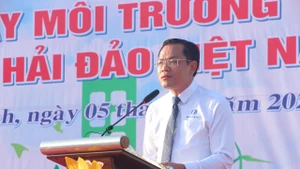Đồng chí Ngô Vũ Thăng, Phó Chủ tịch Ủy ban nhân dân tỉnh Bạc Liêu phát biểu tại lễ mít-tinh hướng ứng Ngày Môi trường thế giới.