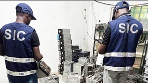 Chiến dịch Serengeti 2.0 thu giữ thiết bị tội phạm mạng. Ảnh: INTERPOL