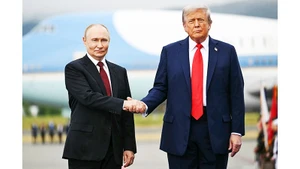Hai nhà lãnh đạo Nga (trái) và Mỹ gặp gỡ tại Alaska. Ảnh: ABC NEWS