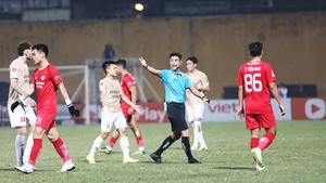 Cần chú trọng công tác bảo vệ sức khỏe và an toàn cho đội ngũ trọng tài. Ảnh: LÊ MINH