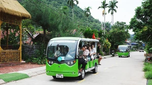 Xe điện phục vụ du khách tại đặc khu Cát Bà (Hải Phòng). Ảnh: KHIẾU MINH