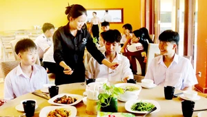 Nhóm các bạn trẻ tham quan, trải nghiệm nghề nghiệp thực tế tại Công ty du lịch Life.