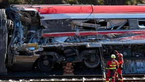 Lực lượng cứu hộ khắc phục hậu quả vụ tai nạn tàu cao tốc ở Cordoba, Tây Ban Nha ngày 20/1/2026. (Ảnh: THX/TTXVN)