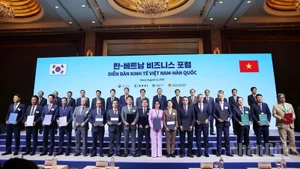 Ông Đặng Ngọc Hòa, Chủ tịch Hội đồng quản trị Vietnam Airlines cùng SaigonTourist trao biên bản hợp tác với KTO và Hanatour trong lĩnh vực hợp tác phát triển du lịch.