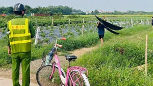 Lực lượng chức năng phát hiện hành vi thả diều gần khu bay tại Cảng Hàng không quốc tế Nội Bài (Hà Nội).