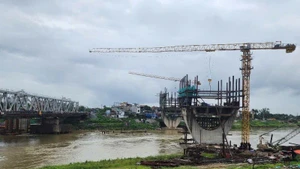Hiện tại, nhà thầu thi công dự án nâng cấp tuyến vận tải thủy sông Đuống vẫn chưa thể triển khai những hạng mục chính, nguy cơ phải dừng thi công, bị “vỡ tiến độ”.