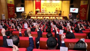 Các đại biểu tiến hành biểu quyết một số nhiệm vụ trọng tâm.