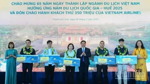 Mười hành khách may mắn được nhận vé khứ hồi hạng nội địa phổ thông.
