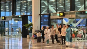 Tạng hiến được chuyển từ bệnh viện Nhân dân Gia Định đến sân bay Tân Sơn Nhất bay ra Huế trên chuyến bay Vietnam Airlines sáng sớm 29/6.