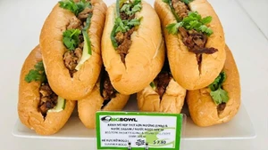 Chiếc bánh mì kẹp thịt heo xá xíu của cửa hàng Bigbowl bán tại sân bay Nội Bài có giá 7,8 USD, tương đương 208.000 đồng.