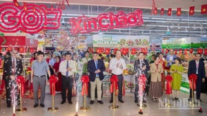 Các đại biểu cắt băng khai mạc lễ hội "Tự hào đặc sản Việt".
