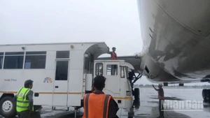 Xe cứu thương chuyên dụng tiếp cận máy bay Vietnam Airlines để chuyển khách.