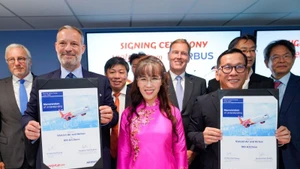 Ông Đinh Việt Phương, Tổng Giám đốc Vietjet (phải) và ông Benoît de Saint-Exupéry, Phó Chủ tịch cấp cao phụ trách Kinh doanh máy bay thương mại của Airbus (trái) trao thỏa thuận đặt hàng 100 máy bay A321neo mới.