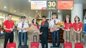 Lãnh đạo Vietjet chào mừng hành khách trên đường bay mới Hà Nội-Tây An.