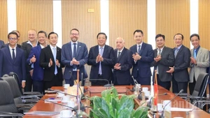 Bộ trưởng Xây dựng Trần Hồng Minh làm việc với Đại sứ Vương quốc Anh tại Việt Nam Iain Frew nhằm tăng cường hợp tác trong lĩnh vực đường sắt, hàng không giữa hai nước.