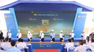 Các đại biểu thực hiện nghi thức khởi công 2 dự án hạ tầng tại Cảng Hàng không quốc tế Long Thành.