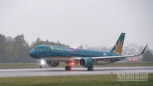 Hàng loạt chuyến bay của Vietnam Airlines bị hủy do ảnh hưởng bão Wipha.